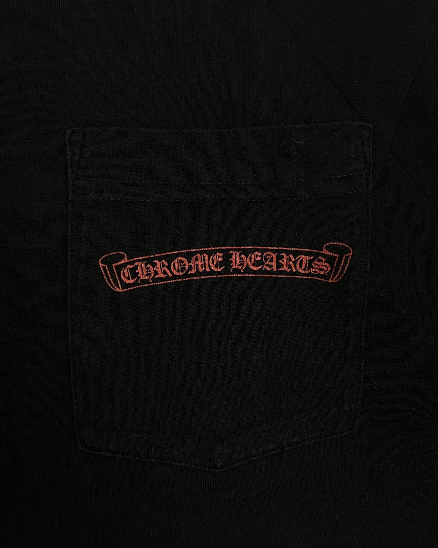 T-shirt noir rouge avec logo fer à cheval ton sur ton | Chrome Hearts