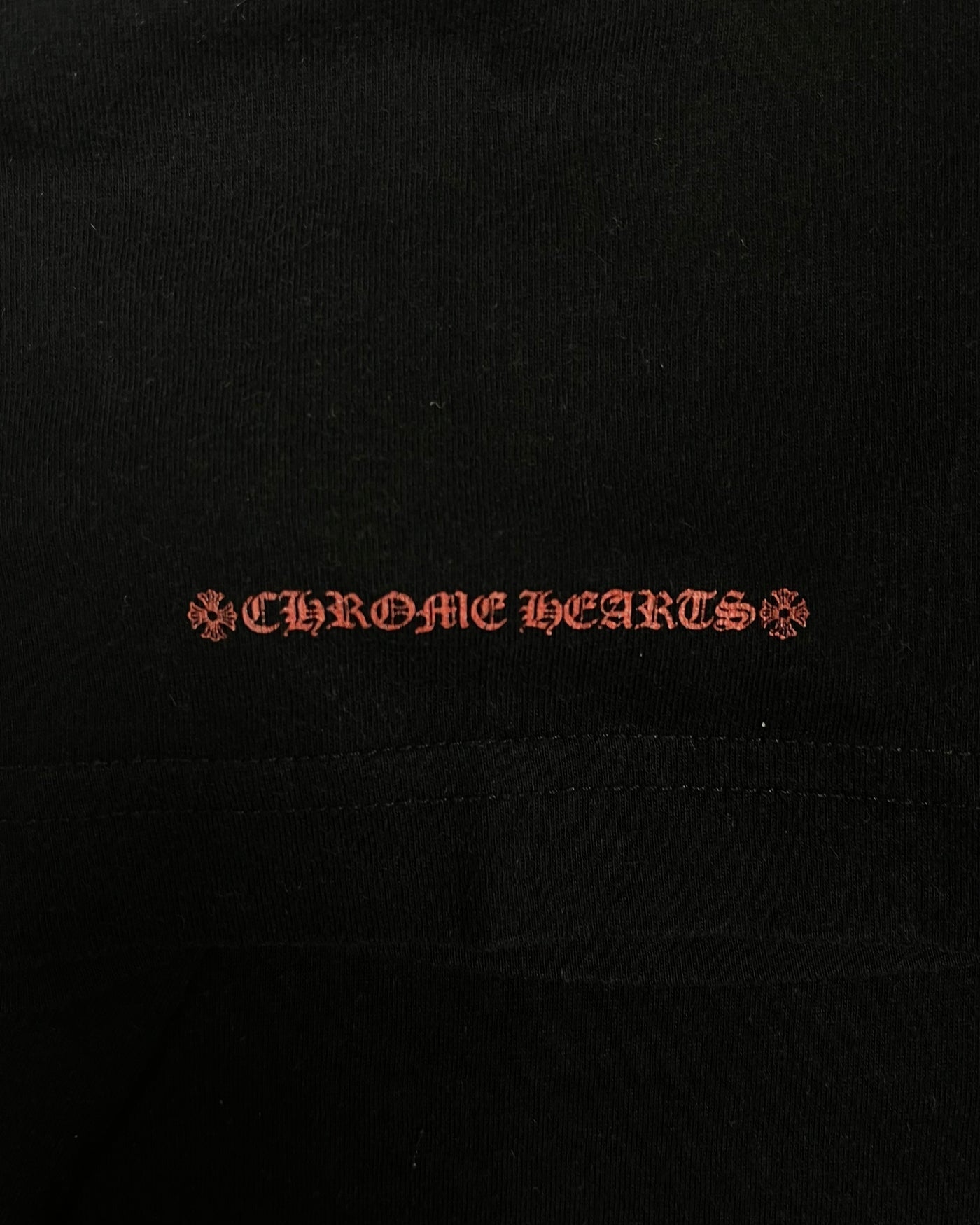 T-shirt noir rouge avec logo fer à cheval ton sur ton | Chrome Hearts