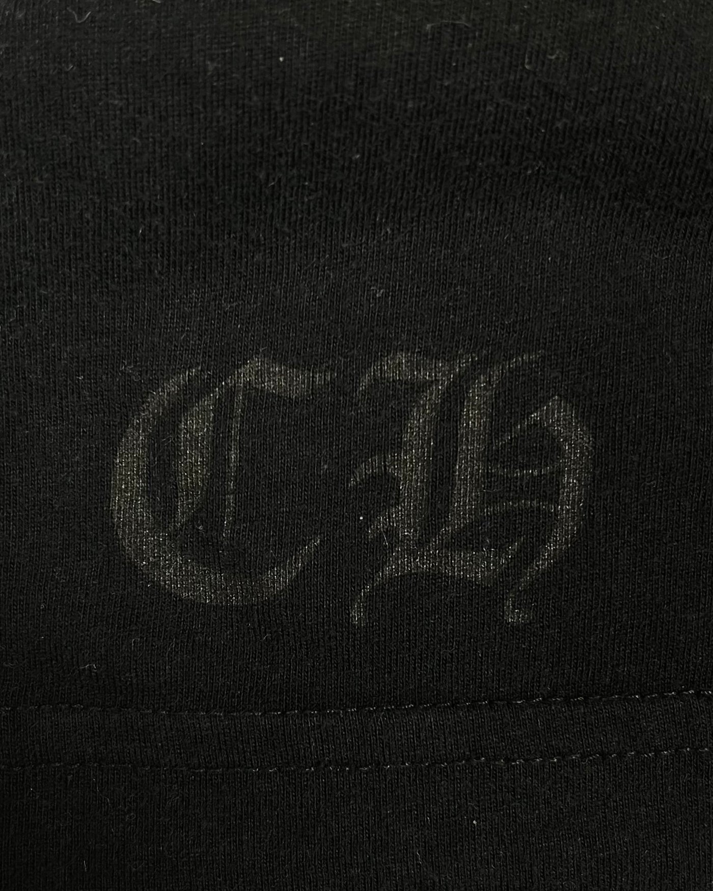 T-shirt noir rouge avec logo fer à cheval ton sur ton | Chrome Hearts