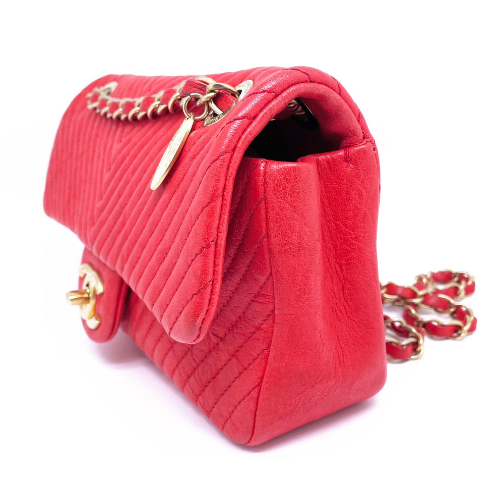 Sac CHANEL 21 cm en cuir et motif Chevron Rouge valentine