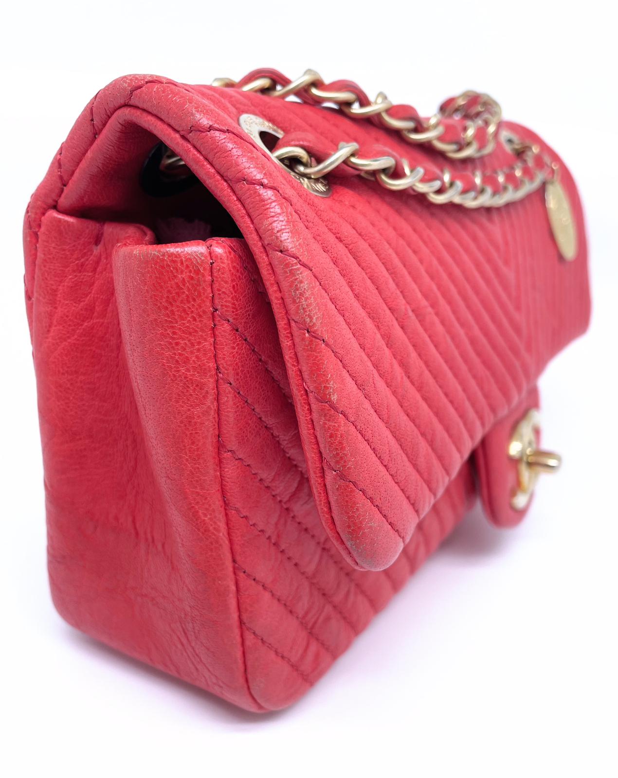 Sac CHANEL 21 cm en cuir et motif Chevron Rouge valentine