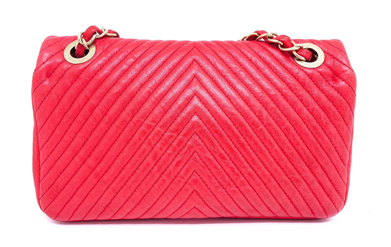 Sac CHANEL 21 cm en cuir et motif Chevron Rouge valentine