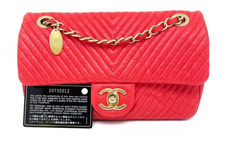 Sac CHANEL 21 cm en cuir et motif Chevron Rouge valentine